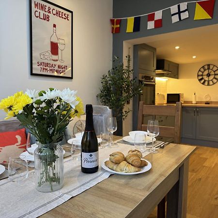 הוילה Driftwood House - Luxury Dog-Friendly Townhouse In Cowes, Steps From Marina מראה חיצוני תמונה
